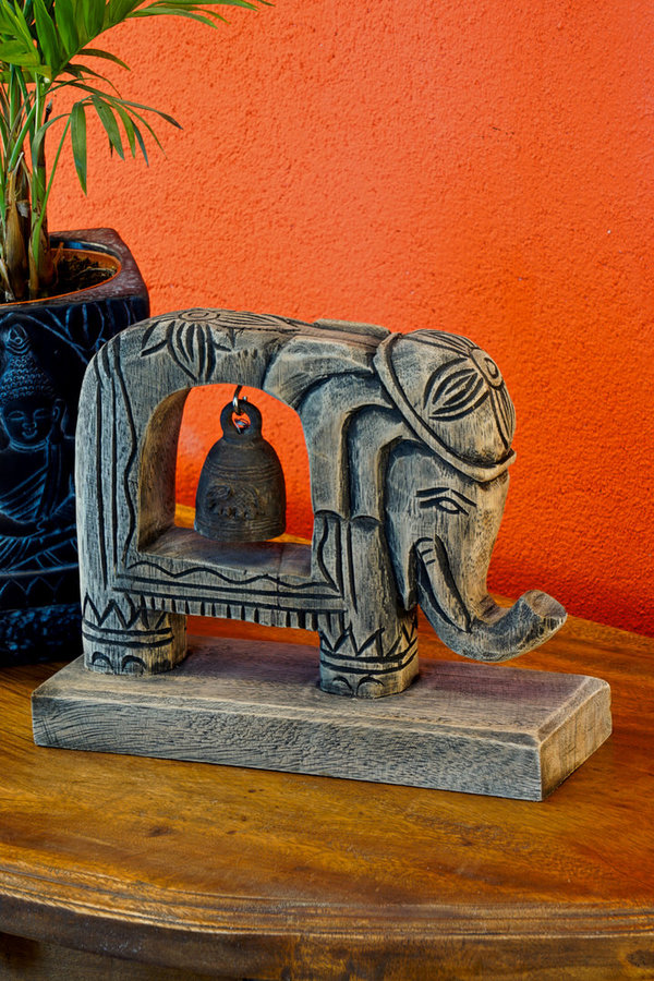 Elefant mit Bronze Glocke